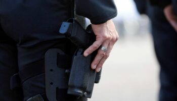 Course-poursuite entre Asnières et Paris : les passagers de l’auto recherchés, l’arme d’un policier subtilisée