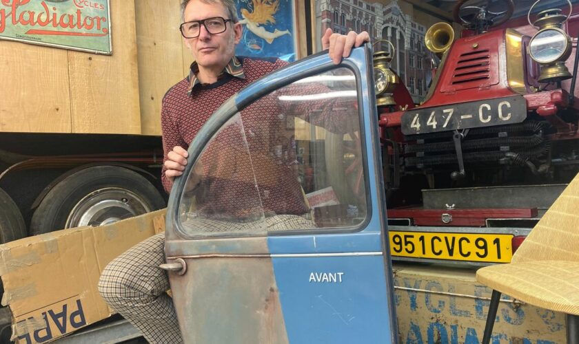 Cuir fatigué, pièces rouillées… à Grigny, cet artiste remet les véhicules de collection « dans leur jus »