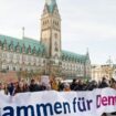 Demos gegen Rechts: Spontane Proteste vor dem Brandenburger Tor nach Angriffen auf Politiker