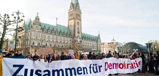 Demos gegen Rechts: Spontane Proteste vor dem Brandenburger Tor nach Angriffen auf Politiker