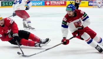 Martin Necas (r) aus Tschechien konnte sich mit seiner Mannschaft gegen die Schweiz durchsetzen. Foto: Petr David Josek/AP/dpa