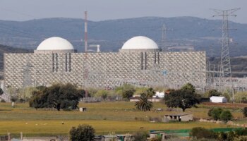 El derrumbe de la luz ya obliga a frenar a la mitad del parque atómico y moviliza al Consejo de Seguridad Nuclear