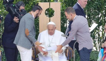 El papa Francisco abraza a un israelí y a un palestino y denuncia la "derrota histórica" de la guerra