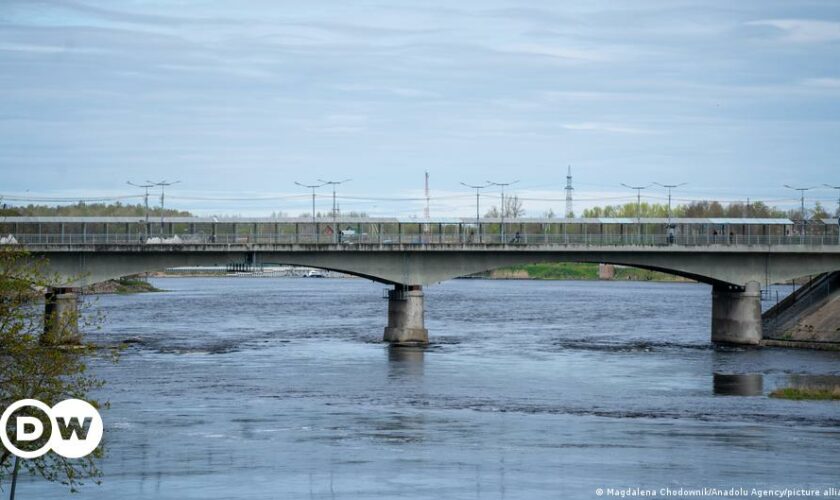 Estonia says Russian guards removed navigation buoys on border