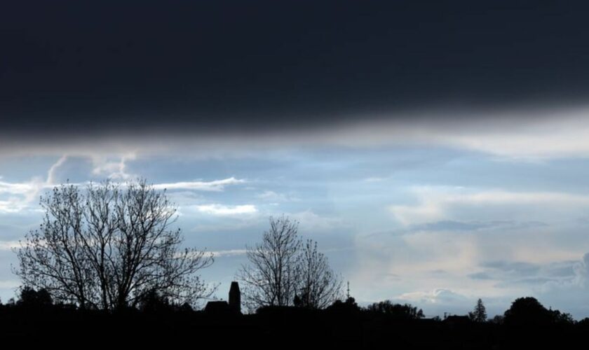Unwetter: Eine dunkle Wolkenfront zieht über einen Kirchturm