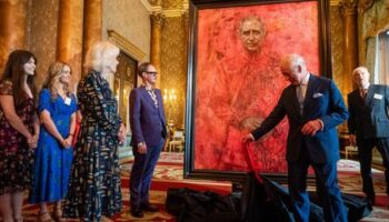 Großbritannien: Charles III. enthüllt Gemälde von Jonathan Yeo
