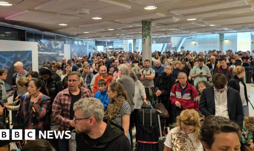 Hundreds stuck in Paris over Eurostar e-gate delays