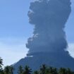 Indonésie : un volcan entre en éruption et projette une colonne de cendres de plus de cinq kilomètres dans le ciel