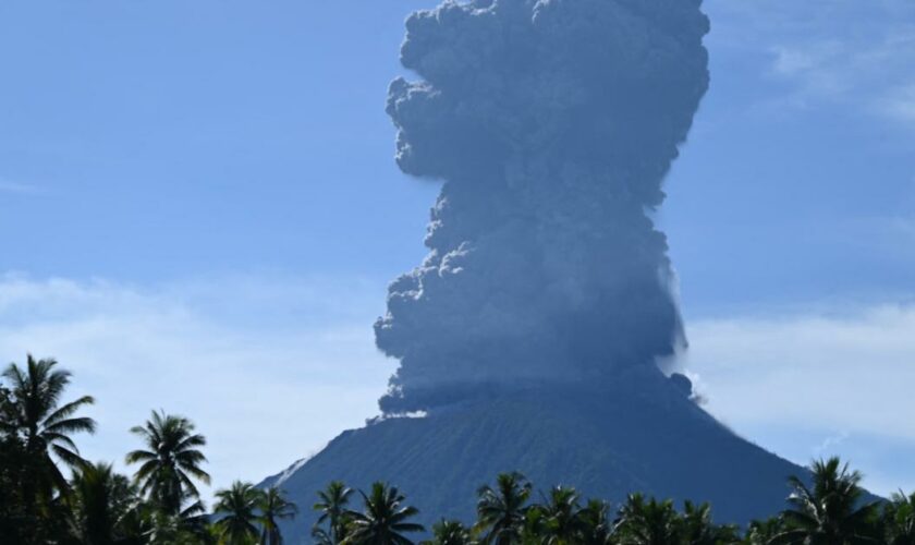 Indonésie : un volcan entre en éruption et projette une colonne de cendres de plus de cinq kilomètres dans le ciel