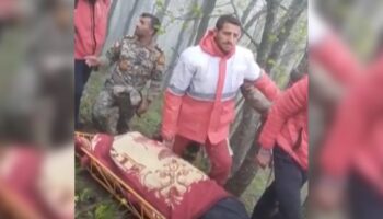 Iran : Videos zeigen Absturzstelle von Raisis Helikopter: Helfer transportieren Leichen ab