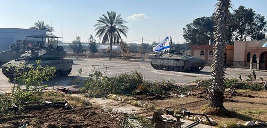 Israel-Gaza-Krieg: Panzer am Grenzübergang Rafah