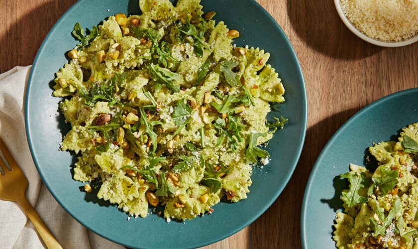Jamie Oliver’s lemony arugula pasta is a refreshing 20-minute meal