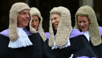 Justice britannique : les traditionnelles perruques, jugées «discriminatoires» par des avocats noirs, en passe d’être abandonnées
