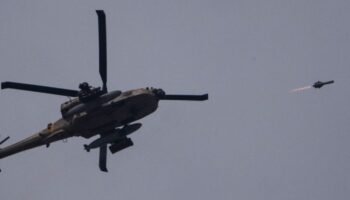 Ein israelischer Apache-Hubschrauber feuert eine Rakete auf den Gazastreifen ab. Foto: Leo Correa/AP/dpa