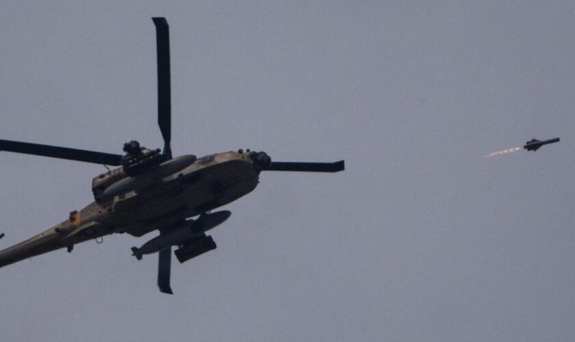 Ein israelischer Apache-Hubschrauber feuert eine Rakete auf den Gazastreifen ab. Foto: Leo Correa/AP/dpa