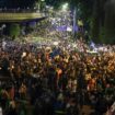 Tausende Menschen protestieren in der Hauptstadt Tiflis gegen das umstrittene Gesetz. Foto: Zurab Tsertsvadze/AP/dpa
