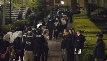 La policía de Nueva York entra en la Universidad de Columbia y arresta a docenas de manifestantes pro palestinos