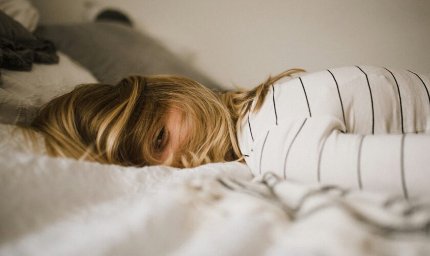 Les rides du sommeil existent, et dépendent de la façon dont vous dormez