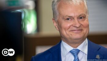 Litauischer Präsident Gitanas Nauseda vor Reportermikrofonen
