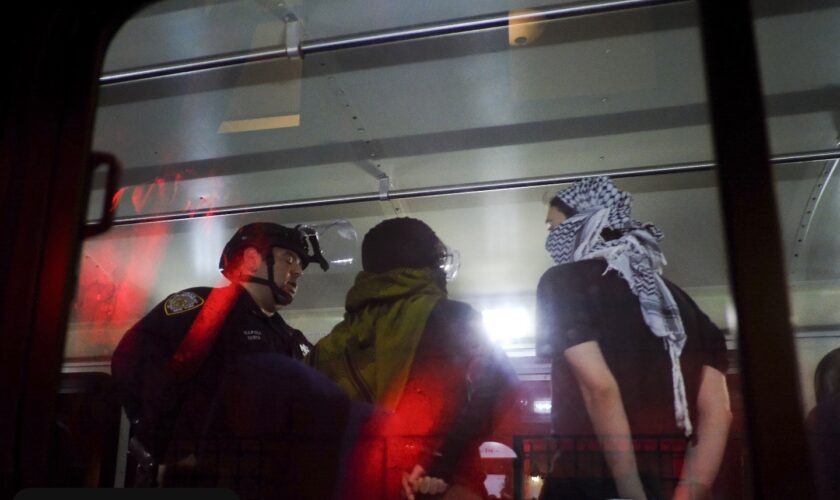 Live updates: Multiple people arrested at Columbia as police breach occupied building