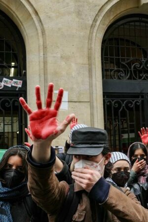 Le symbole des "mains rouges", utilisé par les étudiants de Sciences Po Paris, vendredi 26 avril 2024.