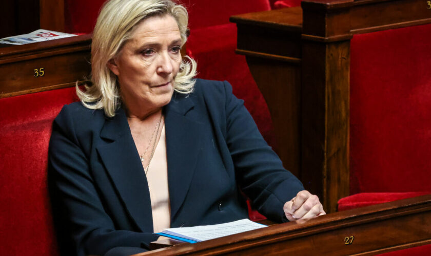 Motion de censure, armes occidentales contre des bases russes… Marine Le Pen étrille le gouvernement et Emmanuel Macron