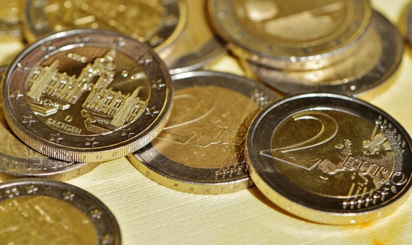 Nach Festnahmen in Spanien: 500.000 gefälschte 2-Euro-Münzen in Umlauf – so erkennen Sie das Falschgeld