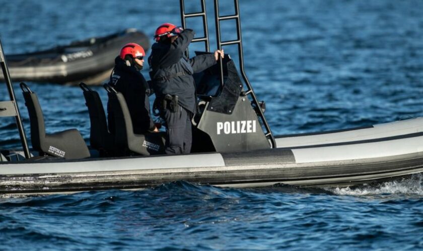 Einsatzkräfte der Polizei fahren auf einem Boot. Foto: Silas Stein/dpa