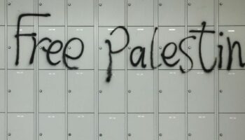 Der Schriftzug "Free Palestine" wurde während der Besetzung des Audimax der Universität Leipzig an eine Wand mit Schließfächern