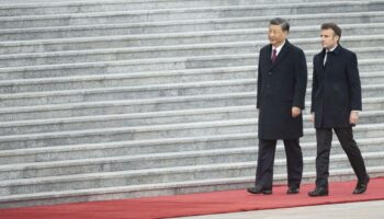 Refusant de choisir entre Pékin et Washington, Emmanuel Macron à la recherche d’un équilibre introuvable