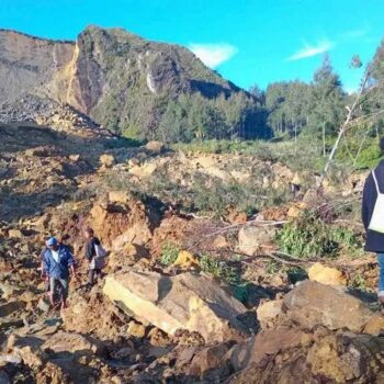 Retter erreichen Hochland nach gewaltigem Erdrutsch in Papua-Neuguinea