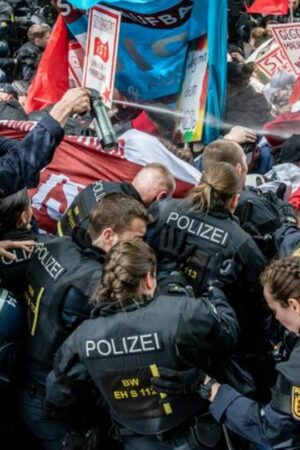 Einheiten der Polizei stoßen während der Revolutionären 1. Mai Demo in der Stuttgarter Innenstadt mit Demonstrationsteilnehmern