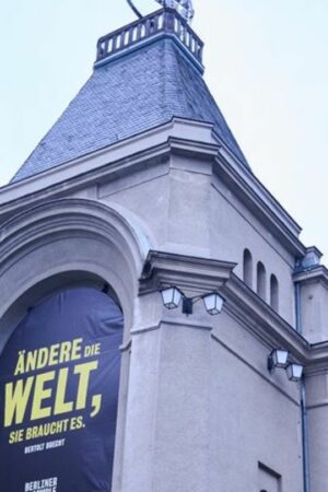 Bertolt Brecht" steht auf einem Plakat auf dem Berliner Ensemble. Foto: Annette Riedl/dpa
