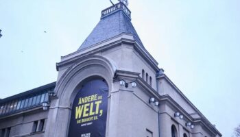 Bertolt Brecht" steht auf einem Plakat auf dem Berliner Ensemble. Foto: Annette Riedl/dpa