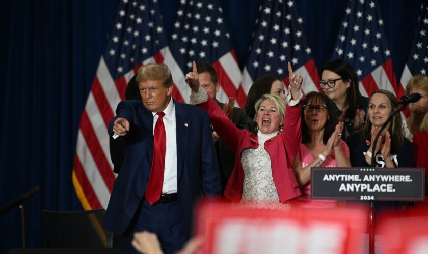 Trump holds rallies in Wisconsin, Michigan during court break