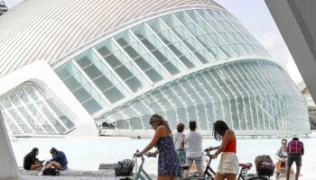 Valencia se suma a la lista de ayuntamientos que prometen poner coto al turismo masivo y los pisos vacacionales