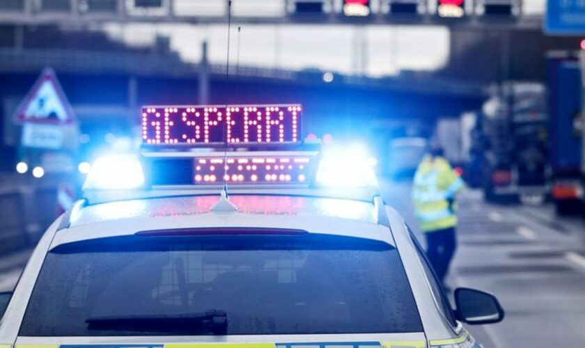 Auf einem Polizeifahrzeug leuchtet die Aufschrift "Gesperrt". Foto: David Young/dpa/Symbolbild