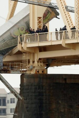 Verursacher vor Gericht: Spektakulärer Lkw-Unfall an Brücke: Neues Video zeigt dramatische Dashcam-Perspektive