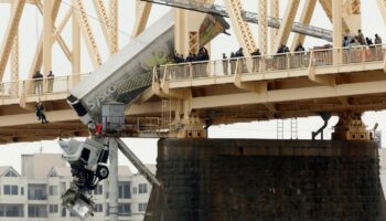 Verursacher vor Gericht: Spektakulärer Lkw-Unfall an Brücke: Neues Video zeigt dramatische Dashcam-Perspektive