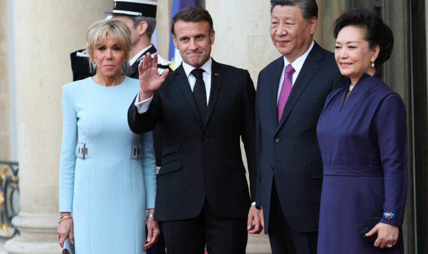 Visite de Xi Jinping en France : cognac, sac Chanel… Le président chinois couvert de cadeaux par Emmanuel Macron
