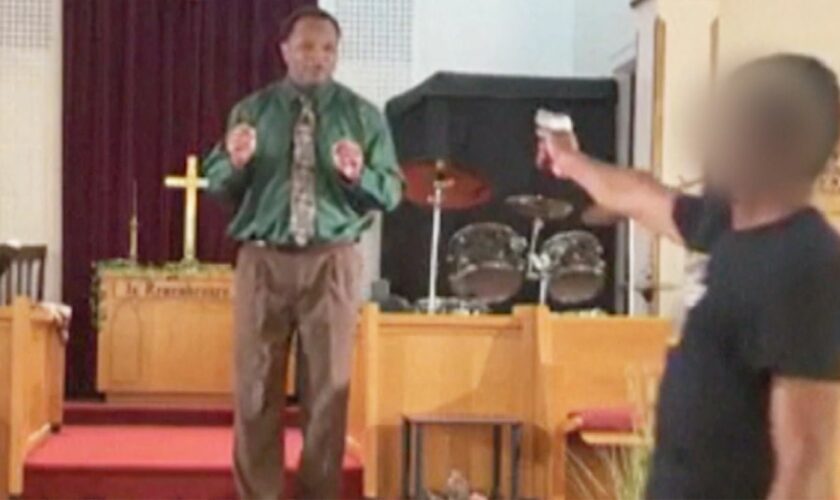 Vorfall bei Gottesdienst: Mitten in Predigt: Mann will Pfarrer erschießen – doch die Waffe klemmt