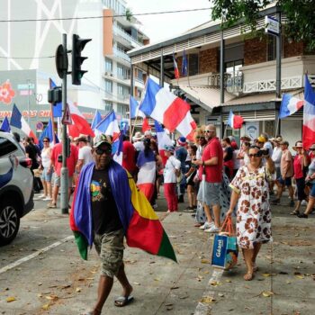 Vote à Paris, tension à Nouméa: la Nouvelle-Calédonie cherche à sortir de l’impasse