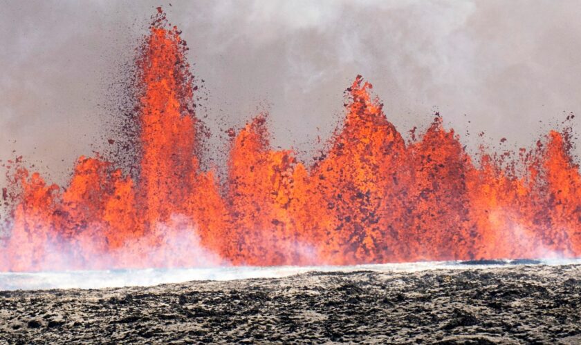 Vulkan auf Island: "Vorhang aus Feuer": Lava spritzt bis zu 50 Meter hoch aus Erdriss