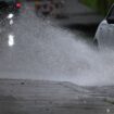 Ein Auto fährt durch eine große Wasserlache. Foto: Federico Gambarini/dpa