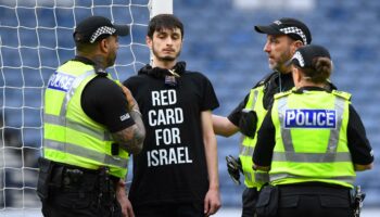 Guerre Israël-Hamas : un manifestant s’enchaîne aux poteaux de but lors du match Écosse-Israël
