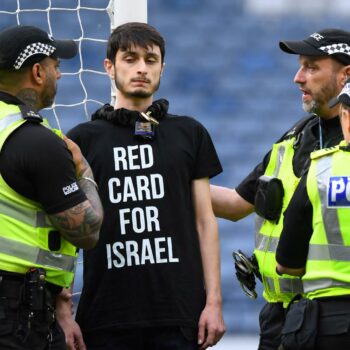 Guerre Israël-Hamas : un manifestant s’enchaîne aux poteaux de but lors du match Écosse-Israël