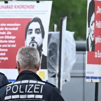 Des policiers sur les lieux où plusieurs personnes ont été blessées lors d'une attaque au couteau, à Mannheim, en Allemagne, le 31 mai 2024