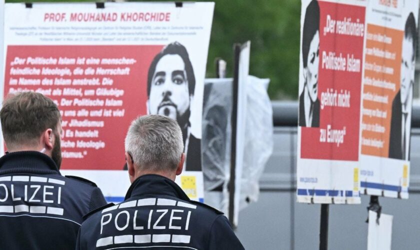 Des policiers sur les lieux où plusieurs personnes ont été blessées lors d'une attaque au couteau, à Mannheim, en Allemagne, le 31 mai 2024