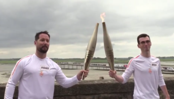 Au Mont-Saint-Michel, Thomas Pesquet a bien eu du mal à récupérer la flamme olympique