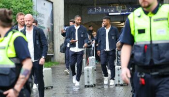 Tausende Fans begrüßen DFB-Team in Herzogenaurach – trotz strömenden Regens